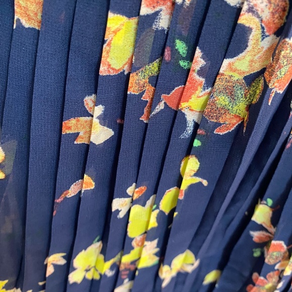 Cute Floral Dress - Picture 3 of 7